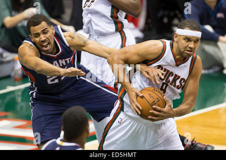 Milwaukee, WI, Stati Uniti d'America. 27 dic 2014. Milwaukee Bucks guard Jared Dudley (9) afferra la palla fromAtlanta Hawks guard Thabo Sefolosha (25) durante il gioco NBA tra Atlanta Hawks e il Milwaukee Bucks a BMO Harris Bradley Center di Milwaukee, WI. Atlanta sconfitto Milwaukee 90-85. John Fisher/CSM/Alamy Live News Foto Stock