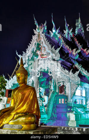 Statua di Buddha e Wat Sri Suphan (Argento Tempio), Chiang Mai, Thailandia Foto Stock