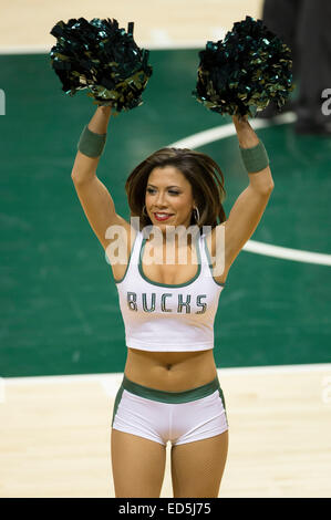 Milwaukee, WI, Stati Uniti d'America. 27 dic 2014. Milwaukee Bucks cheerleader intrattiene la folla durante il gioco NBA tra Atlanta Hawks e il Milwaukee Bucks a BMO Harris Bradley Center di Milwaukee, WI. Atlanta sconfitto Milwaukee 90-85. John Fisher/CSM/Alamy Live News Foto Stock