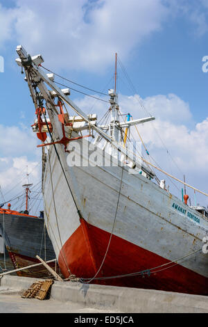 Pinsi navi nel Vecchio Porto di Sunda Kelapa, a nord di Jakarta, Indonesia Foto Stock