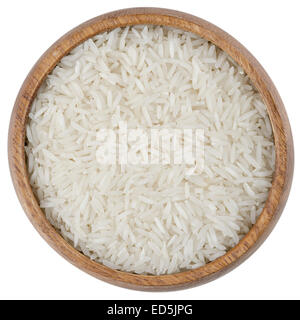 Il riso Basmati in una ciotola. Trasformate il riso Basmati in una ciotola di legno dal di sopra, isolato su sfondo bianco. Foto Stock