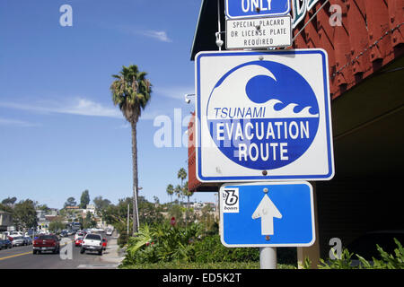 Tsunami i percorsi di evacuazione segno, San Diego, California, Stati Uniti d'America Foto Stock