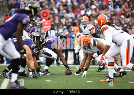 Baltimore, Maryland, Stati Uniti d'America. 28 dic 2014. I giocatori del Cleveland Browns (R) preparati per un gioco contro il Baltimore Ravens su dicembre 28, 2014 a M&T Bank Stadium. Credito: Debby Wong/ZUMA filo/Alamy Live News Foto Stock