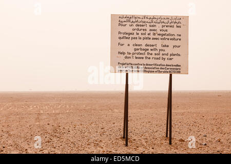 Segnale. Erg Chegaga. Deserto del Sahara. Il Marocco. Il Nord Africa. Africa Foto Stock