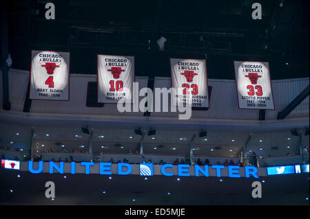 Chicago, Stati Uniti d'America. Il 27 dicembre 2014. New Orleans pellicani riprodurre il Chicago Bulls presso la United Center. Punteggio finale, pellicani 100, tori 107. Nella foto: i nomi di famosi giocatori di tori sono celebrate nelle gabbie. Credito: Stephen Chung/Alamy Live News Foto Stock