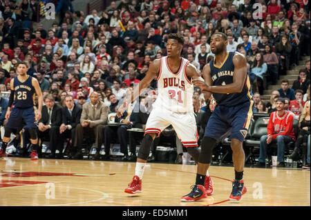 Chicago, Stati Uniti d'America. Il 27 dicembre 2014. New Orleans pellicani riprodurre il Chicago Bulls presso la United Center. Punteggio finale, pellicani 100, tori 107. Nella foto: Tori" Jimmy Butler (21) difende contro i pellicani' Tireke Evans (1). Credito: Stephen Chung/Alamy Live News Foto Stock