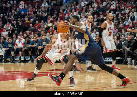 Chicago, Stati Uniti d'America. Il 27 dicembre 2014. New Orleans pellicani riprodurre il Chicago Bulls presso la United Center. Punteggio finale, pellicani 100, tori 107. Nella foto: tori' Derrick Rose (1) difende contro i pellicani' Tireke Evans (1). Credito: Stephen Chung/Alamy Live News Foto Stock