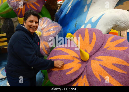 Pasadena, California, Stati Uniti d'America - 28 dicembre, 2014 volontari preparare i galleggianti per il 126torneo annuale di Rose Parade tenutasi il giorno di Capodanno. Credito: Lisa Werner/Alamy Live News Foto Stock