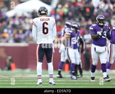 Minneapolis, Minnesota, Stati Uniti d'America. 28 dic 2014. Chicago Bears quarterback Jay Cutler (6) è mostrata durante un gioco di NFL tra i Chicago Bears e i Minnesota Vikings a TCF Bank Stadium di Minneapolis, Minnesota. Credito: csm/Alamy Live News Foto Stock