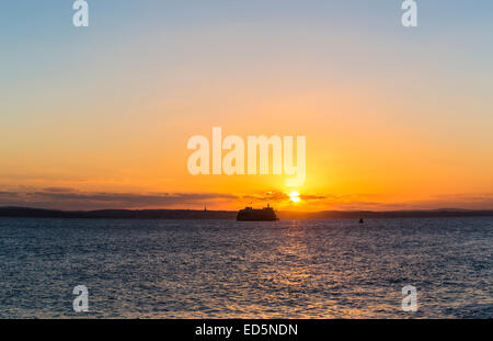 Tramonto sul Spitbank Fort, a Palmerston Fort, ora un hotel, nel Solent off Portsmouth, Hampshire, Regno Unito Foto Stock