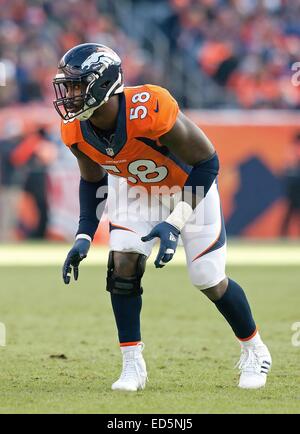 Denver, Colorado, Stati Uniti d'America. 28 dic 2014. Broncos OLB VON MILLER si prepara al rush i raider QB durante la 2a metà in corrispondenza autorità sportive Field at Mile High domenica pomeriggio. Broncos battere i raider 47-14. Credito: Hector Acevedo/ZUMA filo/Alamy Live News Foto Stock