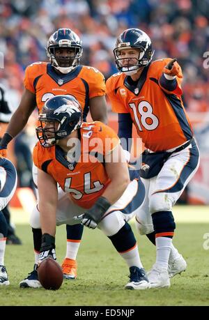 Denver, Colorado, Stati Uniti d'America. 28 dic 2014. Broncos Peyton Manning, destra, chiede un segnale acustico in corrispondenza della linea durante il 3rd. Trimestre all autorità sportive Field at Mile High domenica pomeriggio. Broncos battere i raider 47-14. Credito: Hector Acevedo/ZUMA filo/Alamy Live News Foto Stock