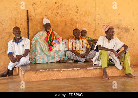 Gambarrana Yahaya Wuni (Paramount capo), di alcuni dei suoi figli e gli anziani del villaggio, Gambaga, Ghana Foto Stock