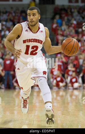 Dicembre 28, 2014: Wisconsin Badgers guard Traevon Jackson (12) porta la rottura durante il NCAA pallacanestro tra il Wisconsin Badgers e la Bufala tori a Kohl Center a Madison, WI. Wisconsin sconfitto Buffalo 68-56. John Fisher/CSM Foto Stock
