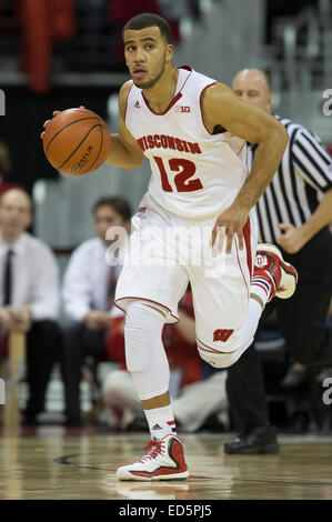 Dicembre 28, 2014: Wisconsin Badgers guard Traevon Jackson (12) conduce il fastbreak durante il NCAA pallacanestro tra il Wisconsin Badgers e la Bufala tori a Kohl Center a Madison, WI. Wisconsin sconfitto Buffalo 68-56. John Fisher/CSM Foto Stock