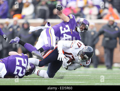 Minneapolis, Minnesota, Stati Uniti d'America. 28 dic 2014. Chicago Bears wide receiver Alshon Jeffery (17) viene affrontato dalla Minnesota Vikings sicurezza Harrison Smith (22) e Andrew Sendejo (34) durante un gioco di NFL tra i Chicago Bears e i Minnesota Vikings a TCF Bank Stadium di Minneapolis, Minnesota. Credito: csm/Alamy Live News Foto Stock