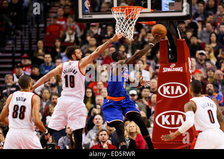 Portland, Oregon, Stati Uniti d'America. Il 28 dicembre, 2014. TIM HARDAWAY JR (5) rigidi per il cestello. Il Portland Trail Blazers play New York Knicks presso il Centro Moda su dicembre 28, 2014. Credito: David Blair/ZUMA filo/Alamy Live News Foto Stock