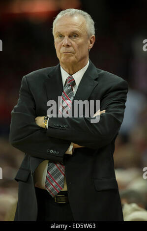 Dicembre 28, 2014: Wisconsin coach Bo Ryan si affaccia su durante il NCAA pallacanestro tra il Wisconsin Badgers e la Bufala tori a Kohl Center a Madison, WI. Wisconsin sconfitto Buffalo 68-56. John Fisher/CSM Foto Stock