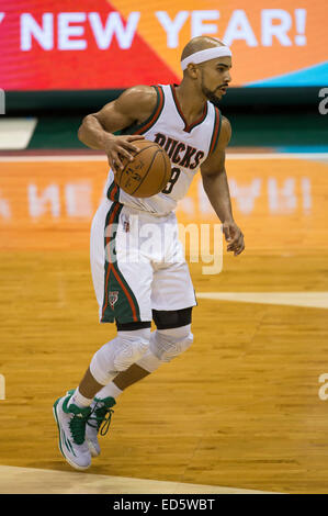 Milwaukee, WI, Stati Uniti d'America. 27 dic 2014. Milwaukee Bucks guard Jerryd Bayless (19) durante il gioco NBA tra Atlanta Hawks e il Milwaukee Bucks a BMO Harris Bradley Center di Milwaukee, WI. Atlanta sconfitto Milwaukee 90-85. John Fisher/CSM/Alamy Live News Foto Stock