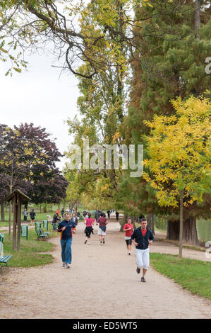 La gente a fare jogging nel parco di Bois de Vincennes Park, Parigi, Francia Foto Stock