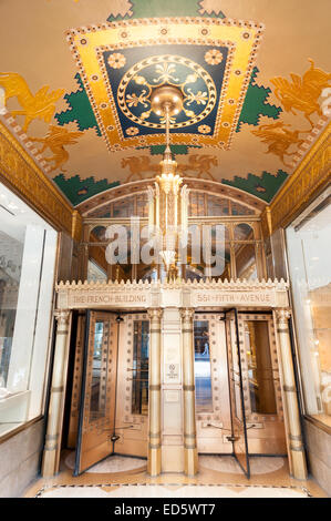 Ingresso alla francese Building sulla Quinta Avenue di New York City, Stati Uniti d'America Foto Stock