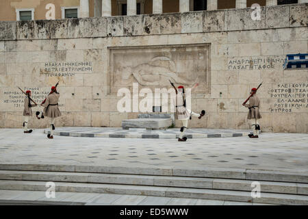 Cambio della guardia al parlamento greco in piazza Syntagma, Atene, Grecia Foto Stock