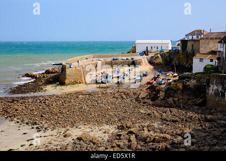 Porto Coverack Cornwall Inghilterra Regno Unito la lucertola Heritage costa Sud Ovest Inghilterra su un giorno di estate Foto Stock