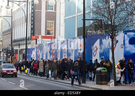 Gli amanti dello shopping di Oxford Street a Londra per i saldi di gennaio Foto Stock