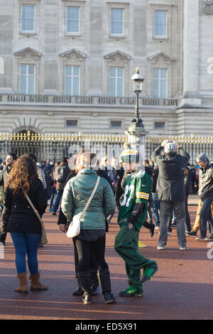 I turisti americani prendendo in siti a Buckingham Palace London Inghilterra England Foto Stock