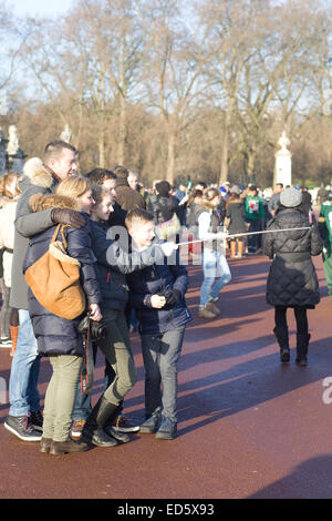 Le famiglie e gli amici prendendo selfies fuori Buckingham Palace London Inghilterra England Foto Stock