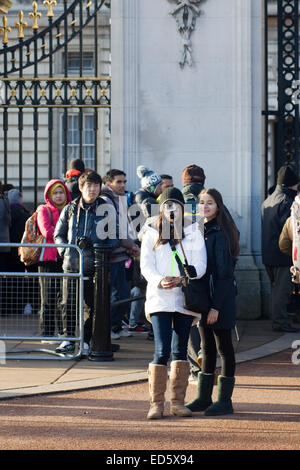 Le famiglie e gli amici prendendo selfies fuori Buckingham Palace London Inghilterra England Foto Stock