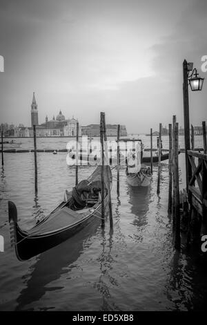 Venezia - gondoliere gondola di ormeggio da Piazza San Marco con vista di San Giorgio Maggiore cattedrale, Italia Foto Stock