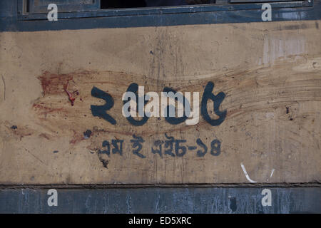 Dacca in Bangladesh. 29 dic 2014. Blooded treno motore in Kamalapur rail station.Due persone sono state uccise come un treno deragliato dopo essere stato colpito da un oggetto van vicino Kamalapur container terminal a Dhaka © Zakir Hossain Chowdhury/ZUMA filo/Alamy Live News Foto Stock