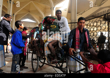 Dacca in Bangladesh. Il 29 dicembre, 2014. Due persone sono state uccise come un treno deragliato dopo essere stato colpito da un oggetto van vicino Kamalapur container terminal a Dhaka Credito: zakir hossain chowdhury zakir/Alamy Live News Foto Stock