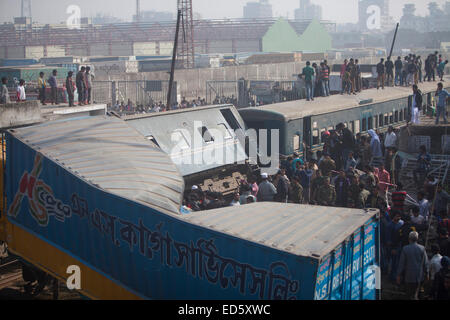 Dacca in Bangladesh. Il 29 dicembre, 2014. Due persone sono state uccise come un treno deragliato dopo essere stato colpito da un oggetto van vicino Kamalapur container terminal a Dhaka Credito: zakir hossain chowdhury zakir/Alamy Live News Foto Stock