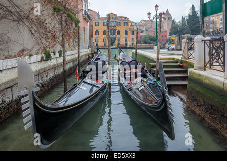 Venezia - gondole ormeggiata su un veneziano stretto canale accanto al Canal Grande, Veneto, Norther Italia Foto Stock