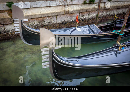 Venezia - gondole ormeggiata su un veneziano stretto canale accanto al Canal Grande, Veneto, Norther Italia Foto Stock