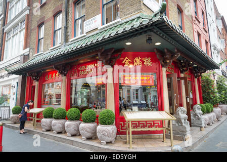 La pagoda dorata ristorante cinese in Gerrard Street, Chinatown, London, England, Regno Unito Foto Stock