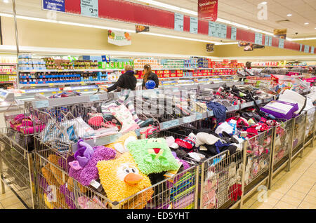 Per articoli non alimentari al supermercato Aldi, London, England, Regno Unito Foto Stock