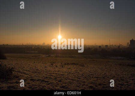 Londra, UK, 29 dicembre 2014. Regno Unito meteo. Il panorama al tramonto dalla Collina del Parlamento come scie di Londra per una bella croccante inverno mattina. Credito: Patricia Phillips/Alamy Live News Foto Stock