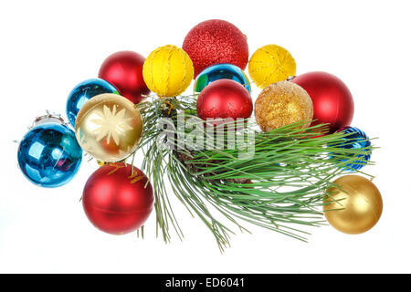 Decorazione di natale con il verde di pino o abete e molti doni per albero di Natale. Decorazioni vacanze isolati su sfondo bianco Foto Stock
