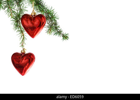 Cuore rosso Ornamenti natale , anno nuovo decoro con sfere in forma di cuore pendente dal ramo di abete , vacanze celebrazione card Foto Stock