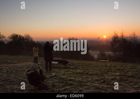 Londra, UK, 29 dicembre 2014. Persone fotografare il panorama al tramonto sulla Collina del Parlamento come scie di Londra per una bella croccante inverno mattina. Credito: Patricia Phillips/Alamy Live News Foto Stock