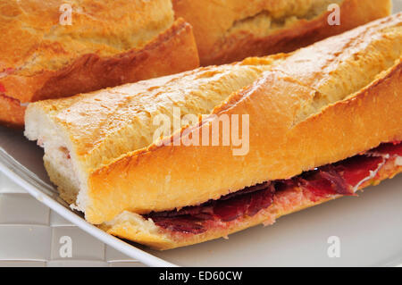 Primo piano di un bocadillo spagnola de jamon serrano, un prosciutto Serrano sandwich Foto Stock