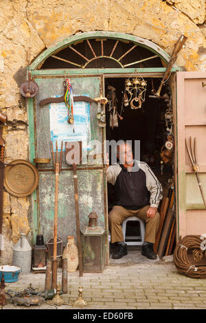 L uomo e il negozio. Il villaggio di Victoria. Isola di Gozo. Malta. Europa Foto Stock