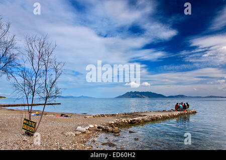 Pranzo in riva al mare a Palaia (o 'Archaia') Epidavros, Argolide, Peloponneso, Grecia Foto Stock