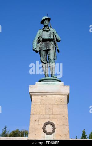 Soldato statua sulla sommità del Evesham Memoriale di guerra in Abbey Gardens, Evesham, Worcestershire, Inghilterra, Regno Unito, Europa occidentale. Foto Stock