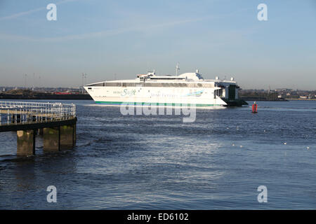 Traghetti irlandesi Johnathan swift entrando nel porto di Dublino Foto Stock