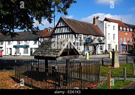 Scorte al di fuori del Abbey Mews con Ye Olde Red Horse pub al posteriore, Evesham, Worcestershire, Inghilterra, Regno Unito, Europa occidentale. Foto Stock