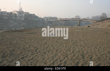 Srinagar, Indiano Kashmir amministrato: 29 dicembre una vista del fiume Jhelum vicino Houseboats galleggiante sul parzialmente essiccato dopo le inondazioni Devasting hits valle del Kashmir migliaia di case danneggiate e centinaia di morti (©Sofi Suhail/Alamy Live News ) Foto Stock